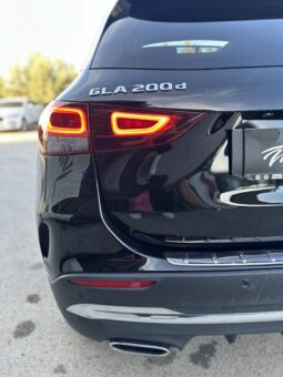
										Mercedes a benz GLA 200D AMG premium full									