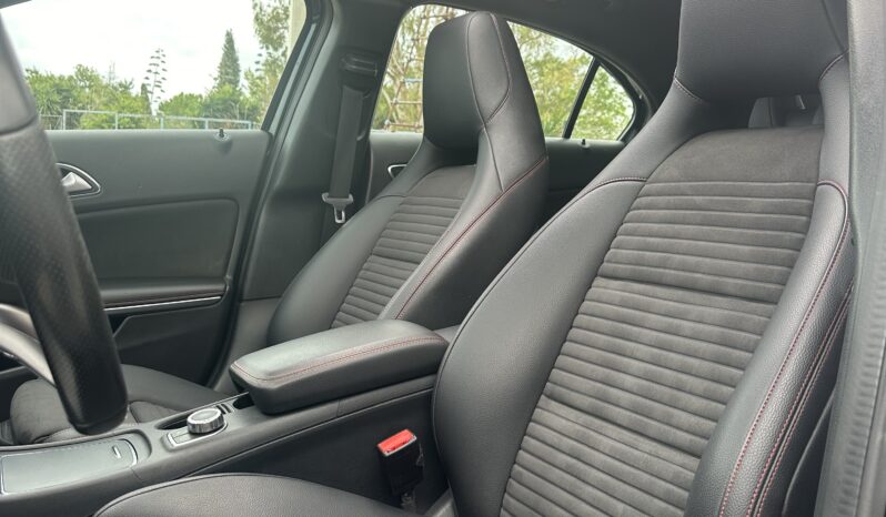 
								Mercedes A180 AMG premium full									