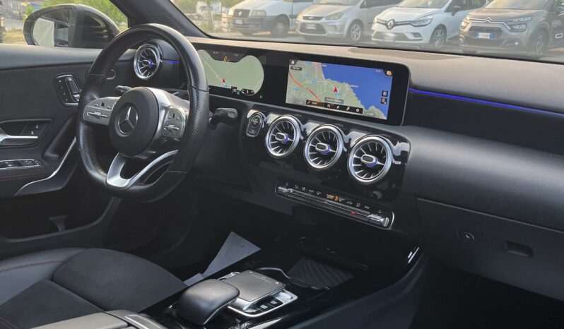 
								Mercedes-Benz Classe A 180d AMG Night Edition full									