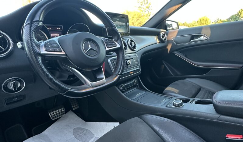 
								Mercedes-Benz GLA 220d AMG Night Edition full									